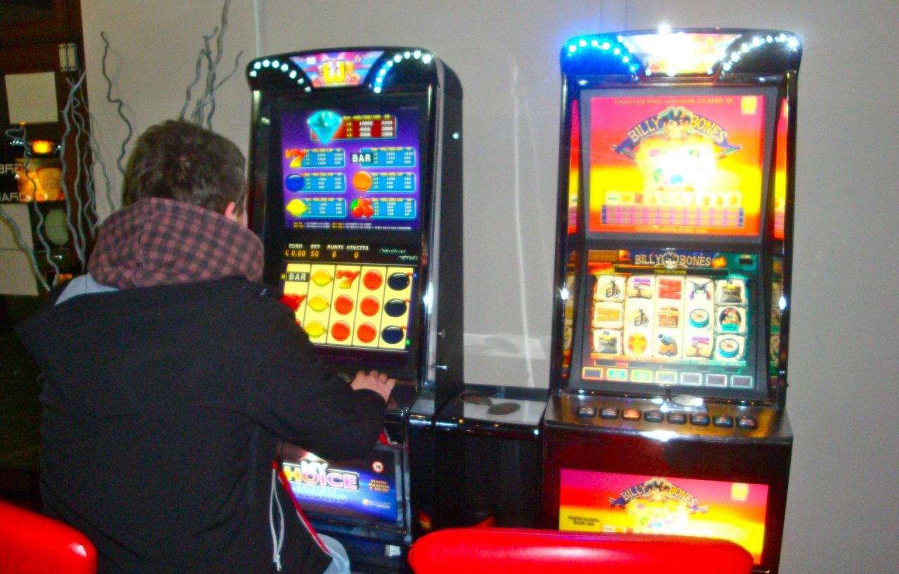 Il caso slot a Sestri Levante approda a Roma, Zolezzi all’attacco sul gioco d’azzardo