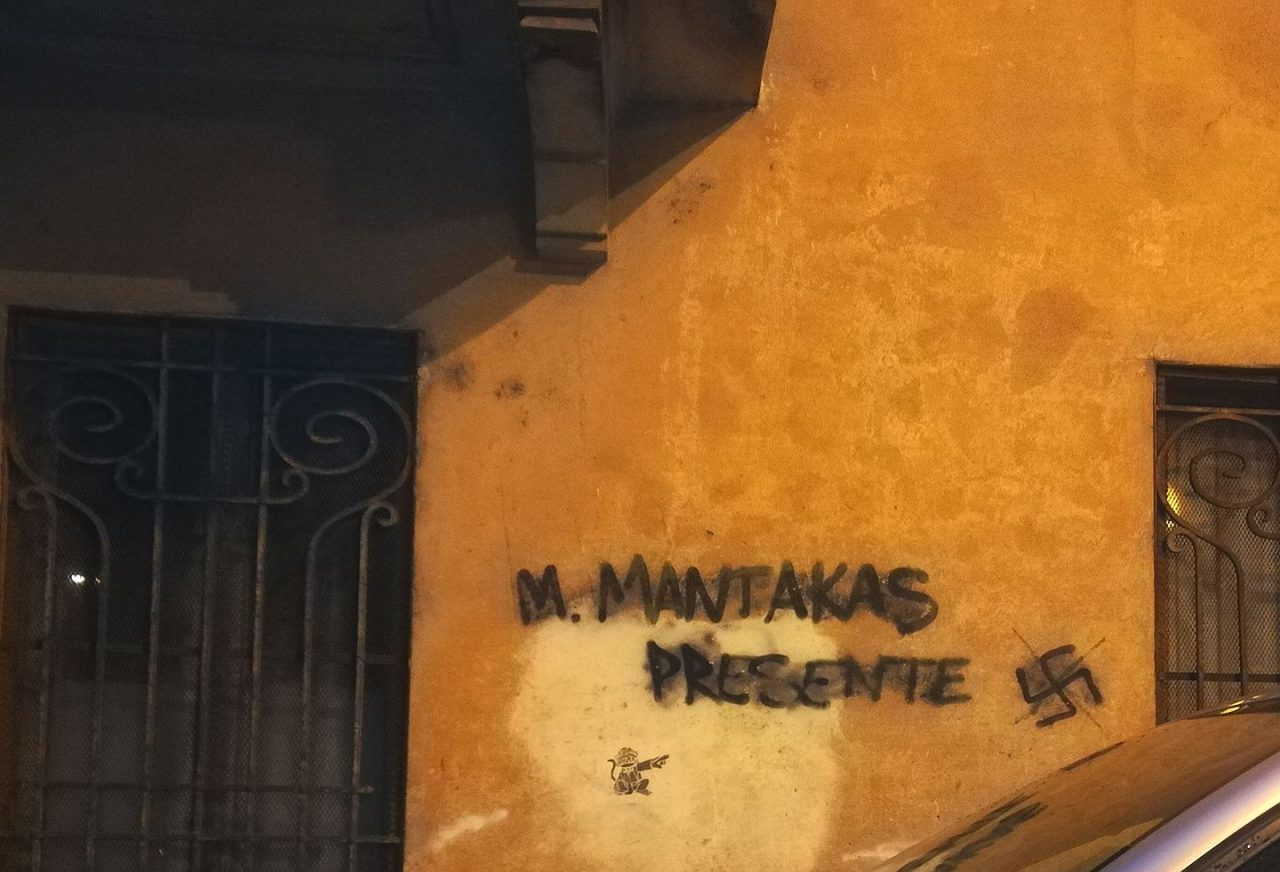 Cancellata svastica e scritta neonazista inneggiante a Mantakas
