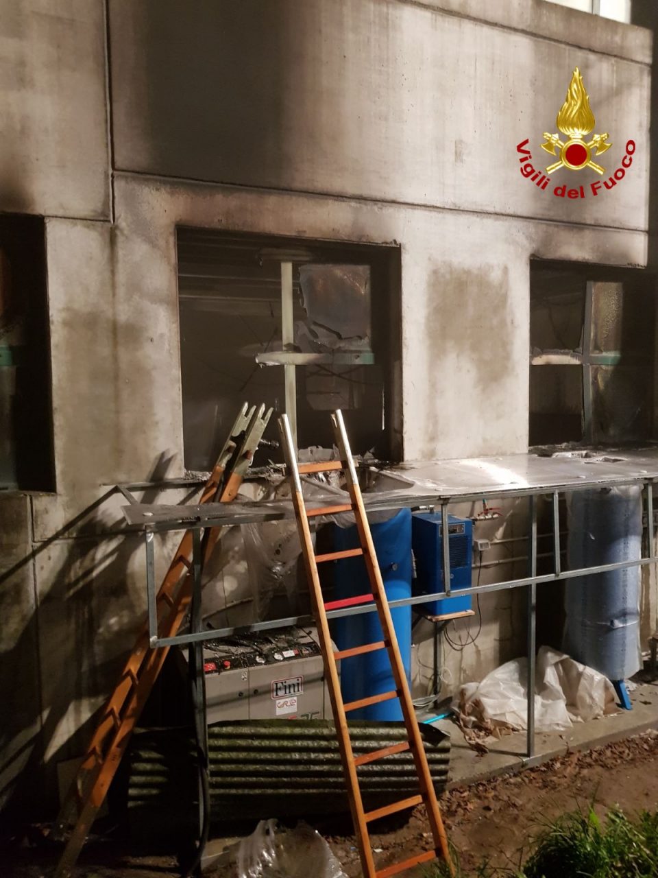 Mobilificio in fiamme nella notte