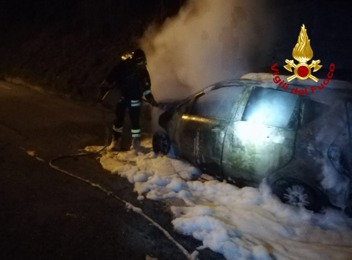 Macchina incendiata nella notte a Lumarzo