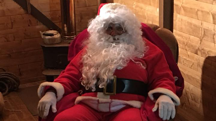 Ha aperto i battenti la Casa di Avegno di Babbo Natale: alias il Sindaco Franco Canevello