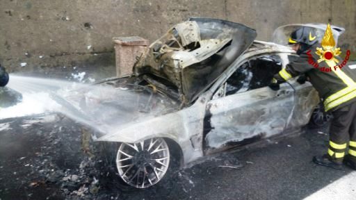 Auto a fuoco sulla A12 tra Chiavari e Sestri Levante