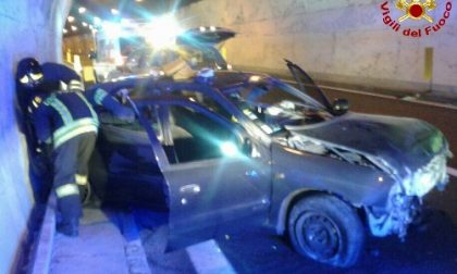 Incidente in A12, estratti dall'auto distrutta una coppia di francesi ed il loro barboncino