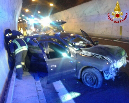 Incidente in A12, estratti dall’auto distrutta una coppia di francesi ed il loro barboncino