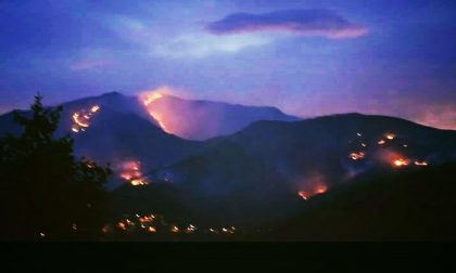 Incendio boschivo a Moconesi: il Natale della Fontanabuona è rosso fiamma