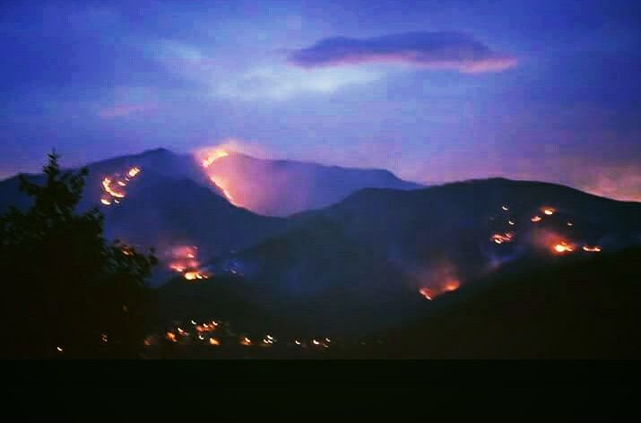 Incendio boschivo a Moconesi: il Natale della Fontanabuona è rosso fiamma