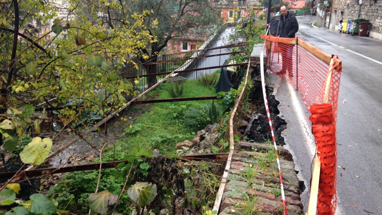 Maltempo, crolla un muro sulla provinciale 39 a Santa Margherita