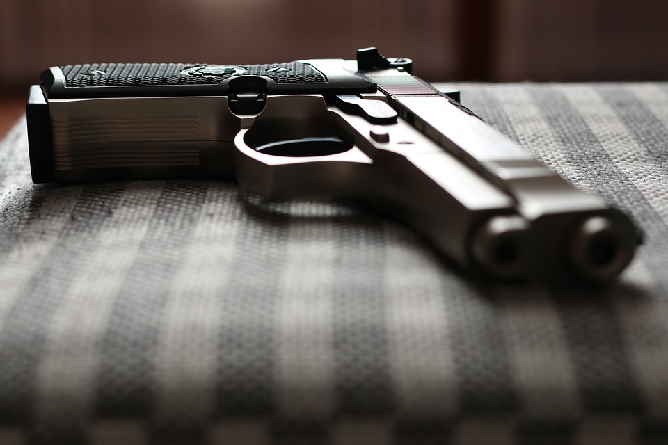 La moglie gli nasconde la pistola, ma ad essere denunciato è lui