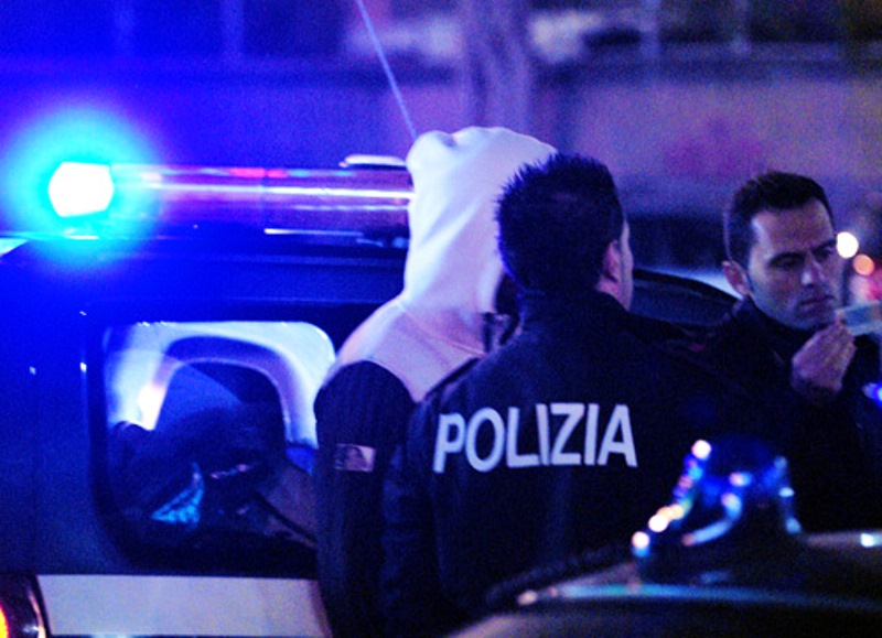 Rissa a mezzanotte tra otto giovani, aggrediti poliziotti