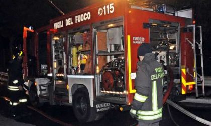 Auto a fuoco nella notte in via Previati