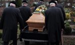 Litigano prima del funerale e finiscono tutti all'ospedale