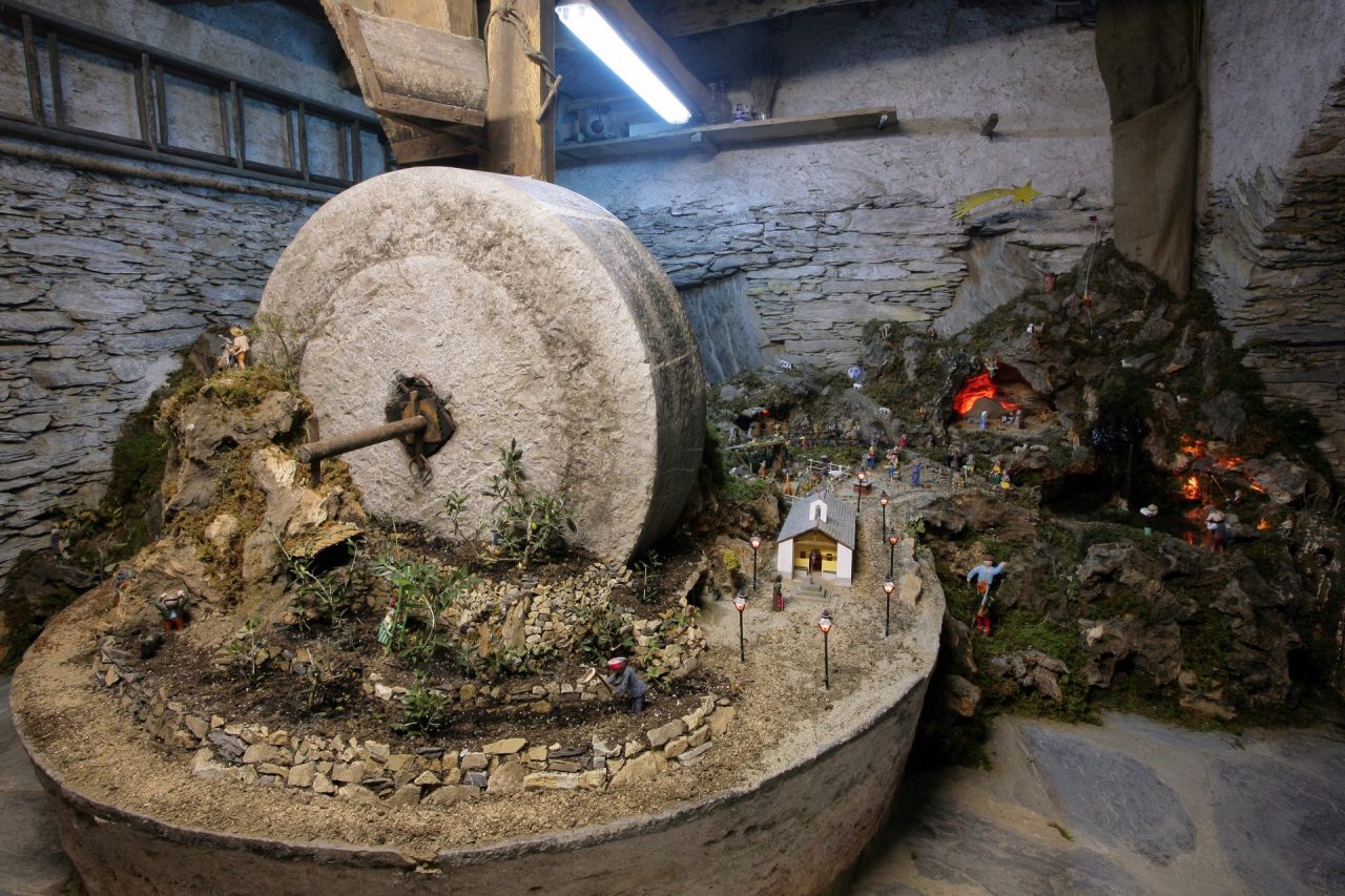 Il presepe allestito nel frantoio a Paggi