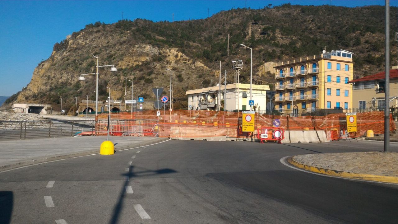 Sant’Anna battuta dalle onde, riapertura a rischio
