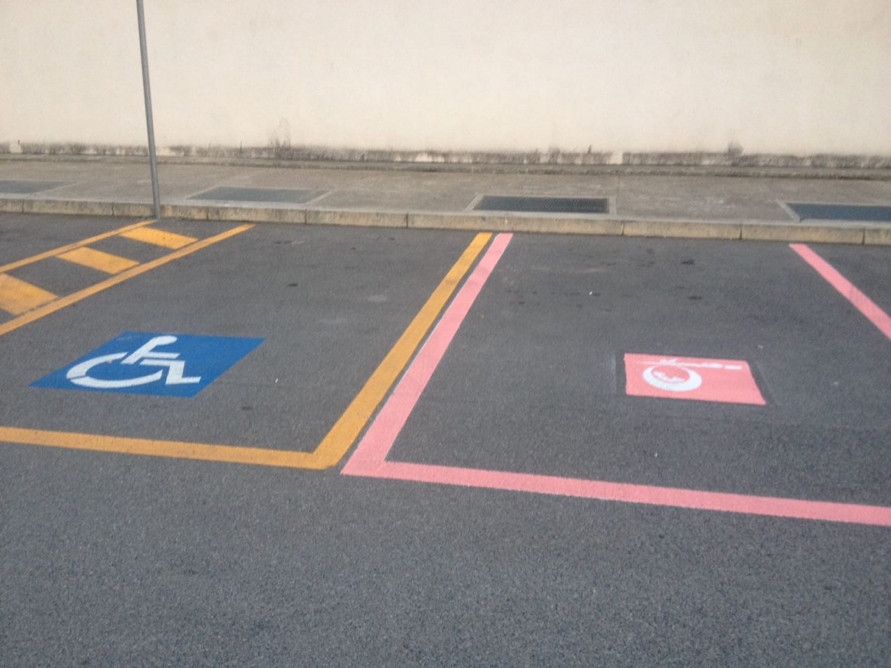 Parcheggi «rosa» per neomamme e gestanti: da Recco l’esempio colto dalla Regione