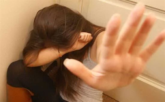 Adesca ragazzine su Facebook, indagato per violenza sessuale un 38enne
