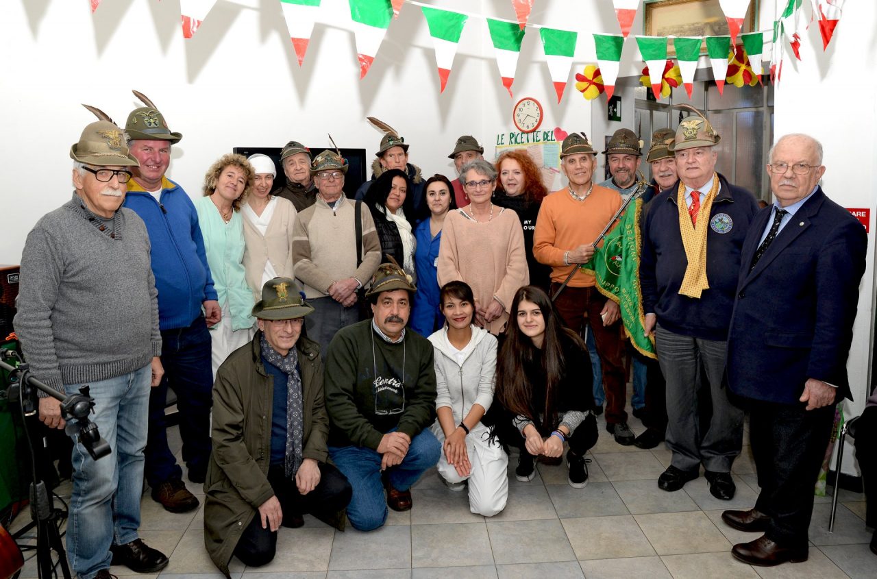Grande festa per gli anziani della Casa Morando grazie al gruppo degli Alpini