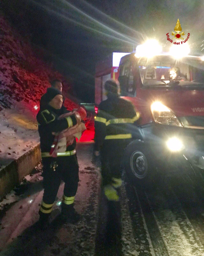 Giovane coppia di Sestri bloccata nella neve con i figli, intervengono i Vigili del fuoco
