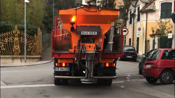 Stasera arriva il gelo artico, a Chiavari in azione i mezzi spargisale