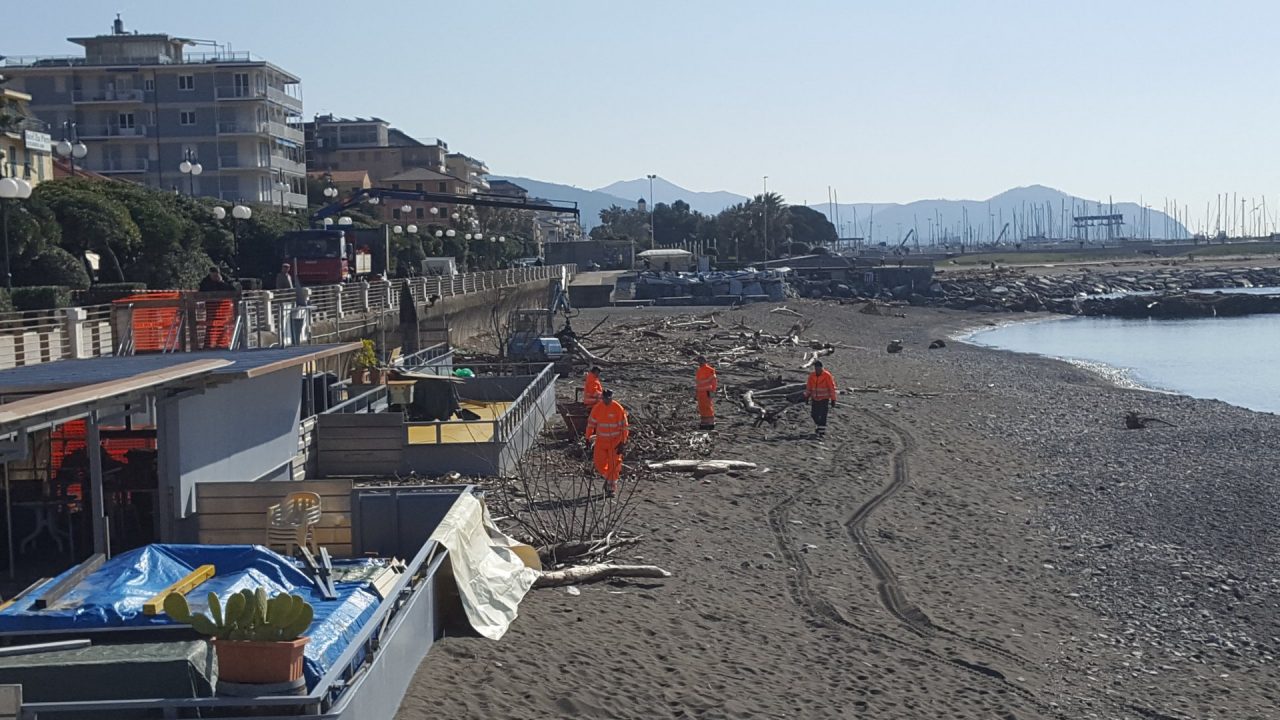 Interventi sulle spiagge, addio a legname e rifiuti