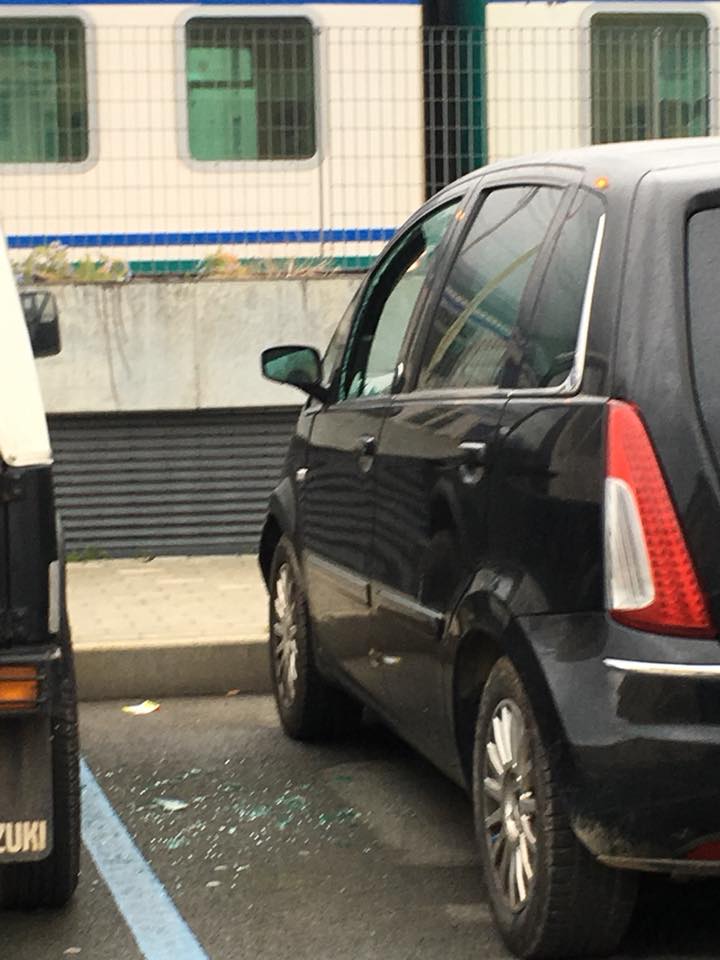 Raid vandalico a Sestri Levante, rotti i vetri delle auto parcheggiate