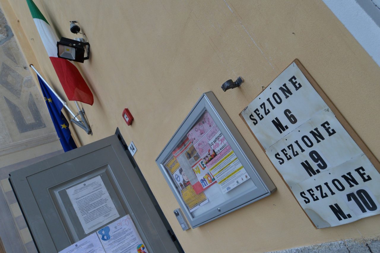 Levante al voto, l’affluenza alle 19: continuano code e ritardi ai seggi