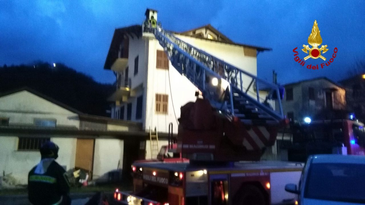 A fuoco un tetto a Pezzonasca, Moconesi