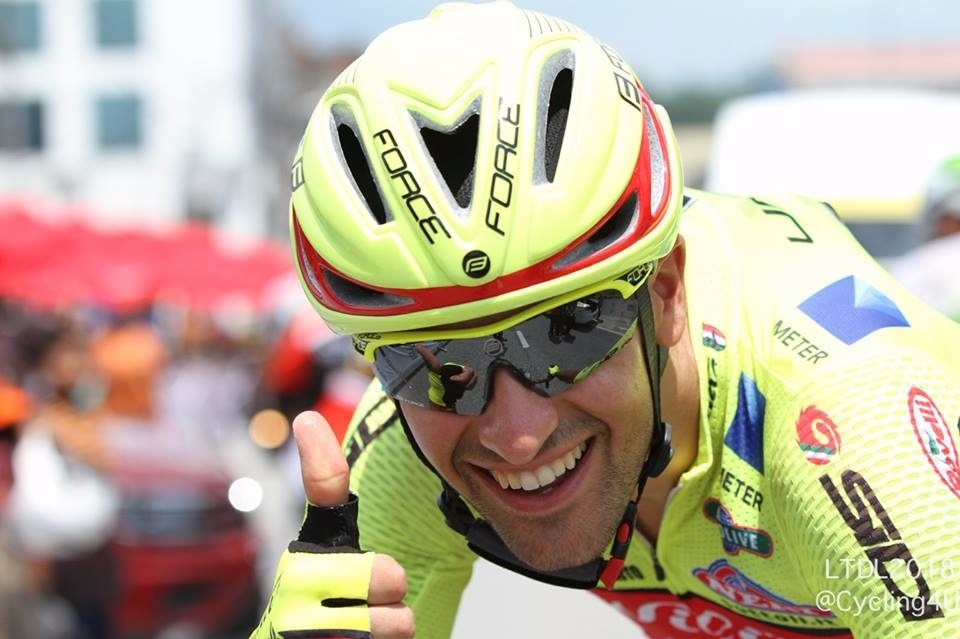 Luca Raggio sul podio nella prima tappa del Tour of Taiyuan
