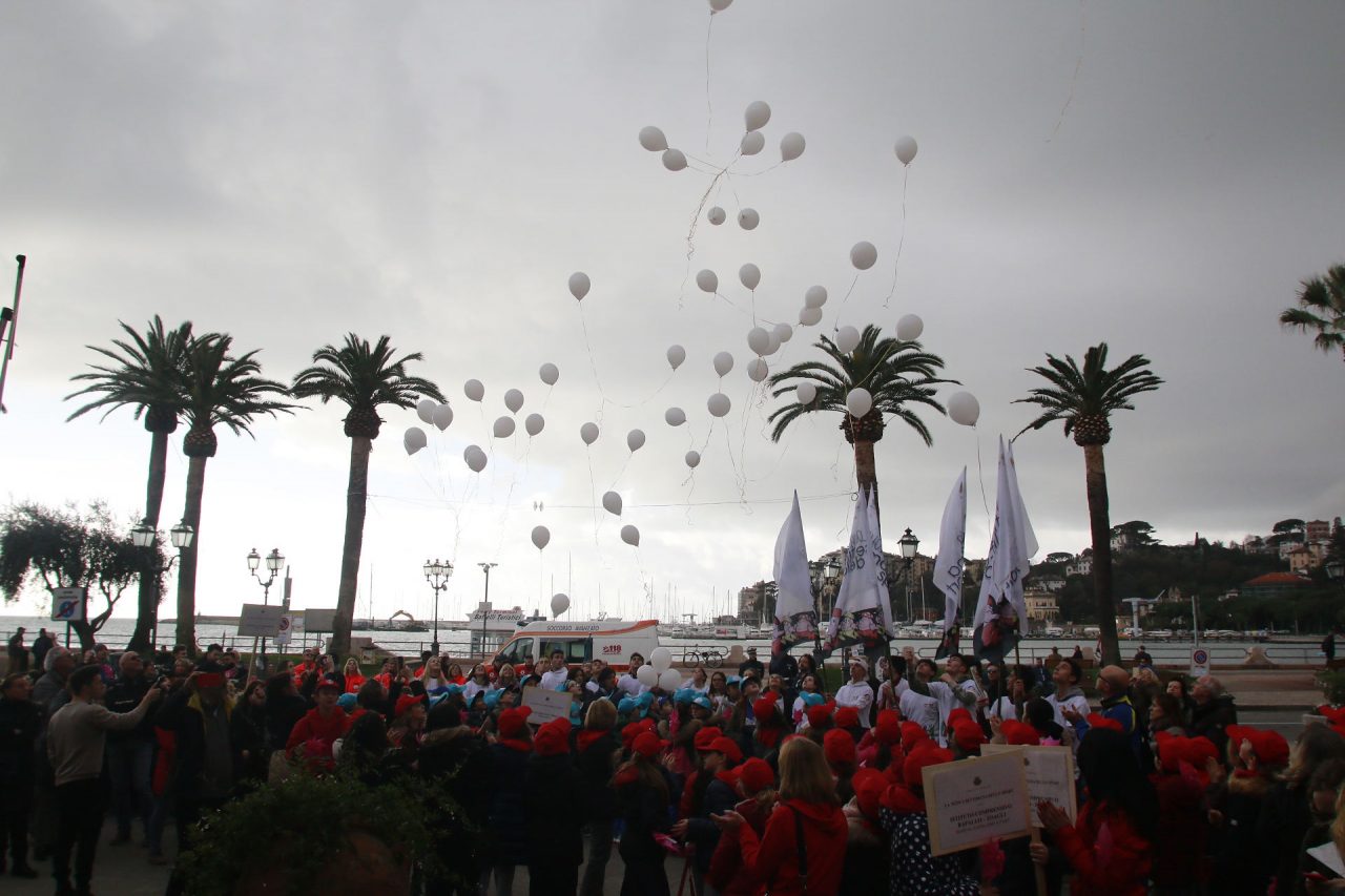 In cielo i palloncini in ricordo della prof, i ragazzi del Liceti inaugurano così la Settimana dello Sport