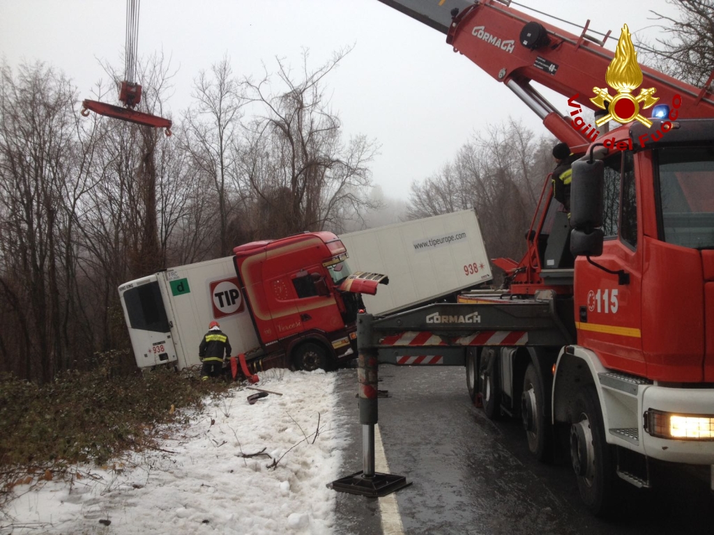 Tir di traverso sul Bracco, le immagini della rimozione