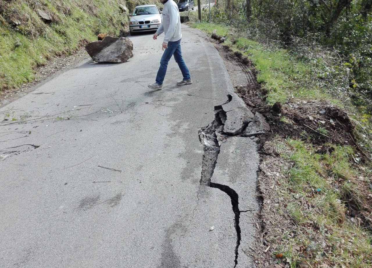 Franano massi sulla strada, chiusa la Provinciale in Val Cichero