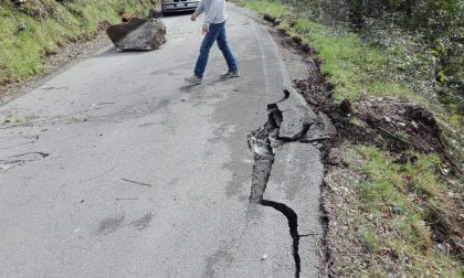 Franano massi sulla strada, chiusa la Provinciale in Val Cichero