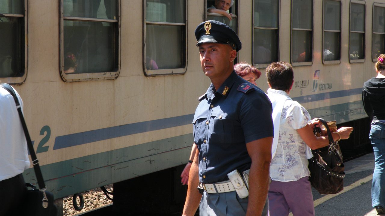 Paura in stazione a Chiavari, l’uomo “armato”: «Stavo solo giocando»