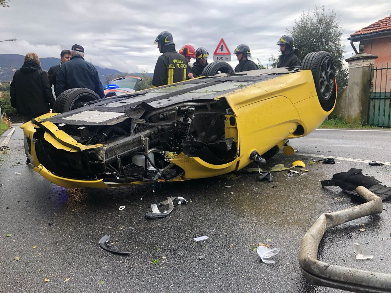 Spider si ribalta a Chiavari, disagi al traffico ma nessun ferito grave
