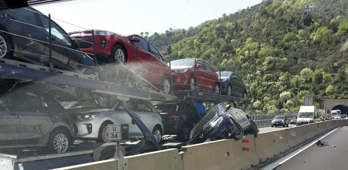 Incidente sull’A12 tra un camion e un’auto