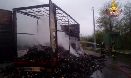 Camion che trasporta caffè in fiamme in autostrada