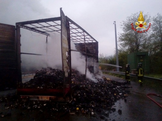 Camion che trasporta caffè in fiamme in autostrada
