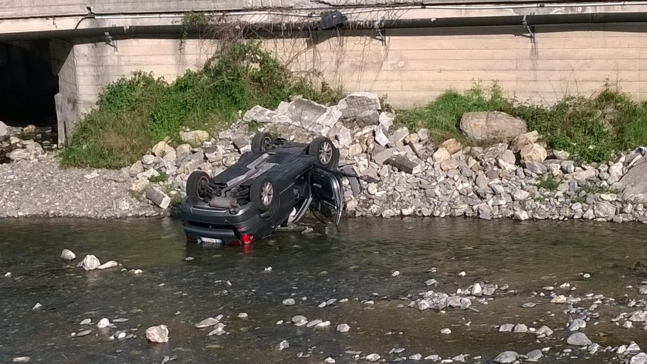 Precipitano nel torrente, illesi padre e figli