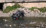 Precipitano nel torrente, illesi padre e figli