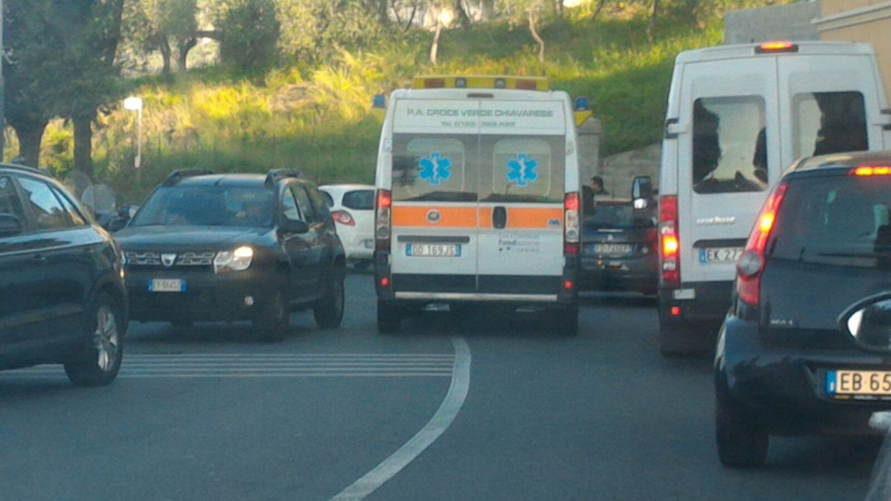 Autofiori, auto contro il guard rail. Due feriti