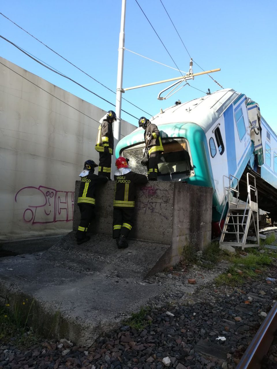 Treno in manovra si schianta a Genova Brignole