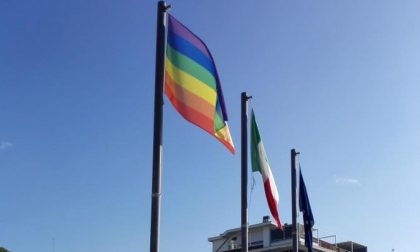 «No alla bandiera arcobaleno di fianco a quella italiana ed europea»: la minoranza a Sestri ne chiede la rimozione