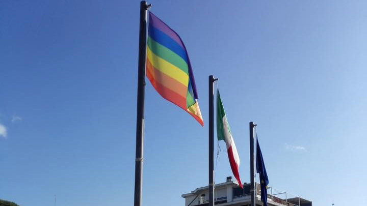 «No alla bandiera arcobaleno di fianco a quella italiana ed europea»: la minoranza a Sestri ne chiede la rimozione