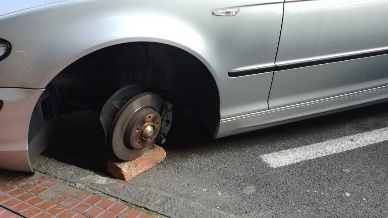 Ladri di gomme in azione: Bmw sui mattoni
