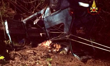 Auto precipita in una scarpata a Lumarzo, le immagini del complicato intervento dei Vigili del Fuoco