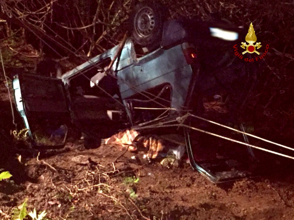Auto precipita in una scarpata a Lumarzo, le immagini del complicato intervento dei Vigili del Fuoco