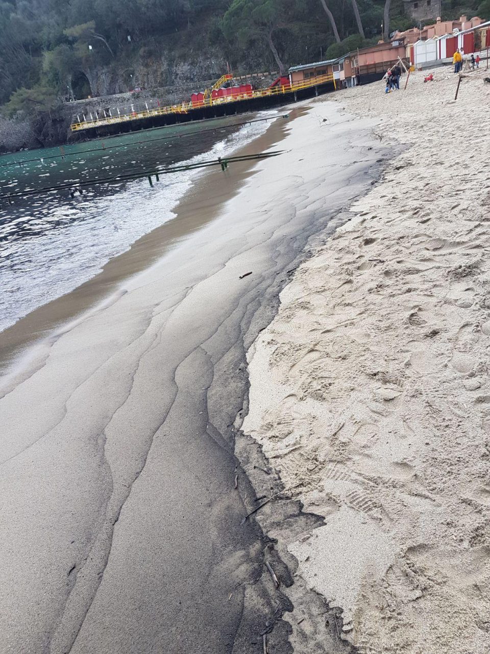 Paraggi, Capitaneria conferma sversamento di olio per motore