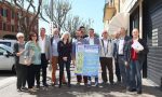 Una fermata del vaporetto e il personale in stazione ferroviaria