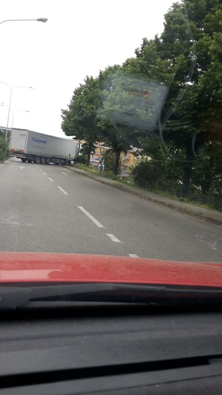 Camion incastrato in Viale Kassman