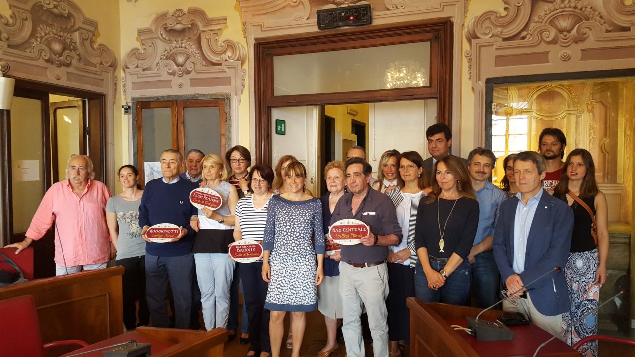 Consegnate le vetrofanie alle botteghe storiche e ai locali di tradizione di Sestri Levante
