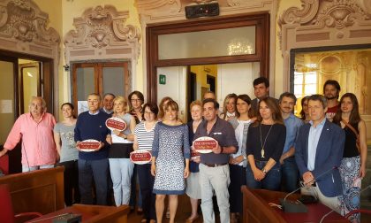 Consegnate le vetrofanie alle botteghe storiche e ai locali di tradizione di Sestri Levante